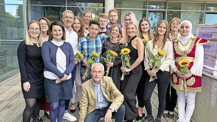 Die Absolventen der Berufsfachschule f&uuml;r Pflege zeigen sich auf der Au&szlig;enterrasse des Klinikums mit Schulleiter Andreas Schneider (vorne) und P&auml;dagogen.