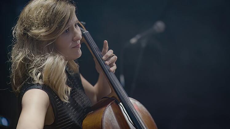 Die Cellistin Ella Rohwer nimmt das Publikum mit in eine Welt von Improvisationen über bekannte Pop-Stücke.
