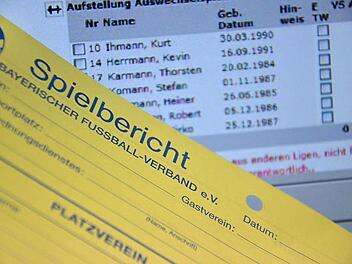 Eine Galgenfrist bekommt der herkömmliche Spielberichtsbogen (vorne). In den oberen Ligen ist der elektronische Spielberichtsbogen (im Hintergrund) bereits Standard. Papier und Kugelschreiber werden immer weiter ersetzt von Computer-Technik.  Foto: Jürgen Schmitt