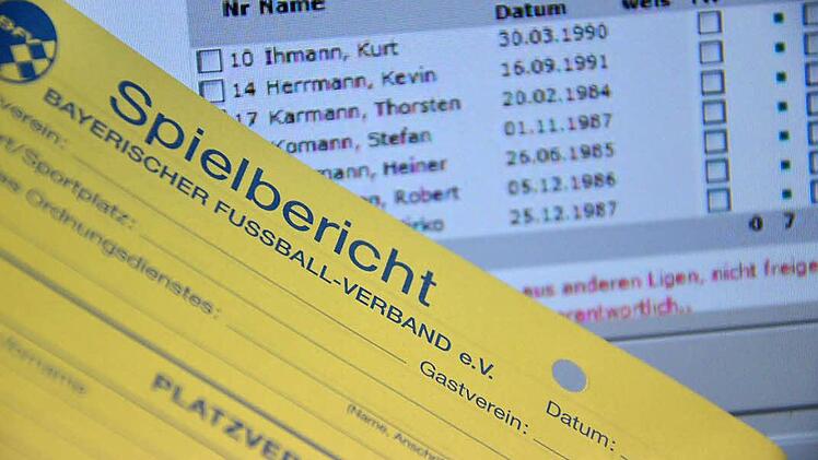 Eine Galgenfrist bekommt der herkömmliche Spielberichtsbogen (vorne). In den oberen Ligen ist der elektronische Spielberichtsbogen (im Hintergrund) bereits Standard. Papier und Kugelschreiber werden immer weiter ersetzt von Computer-Technik.  Foto: Jürgen Schmitt