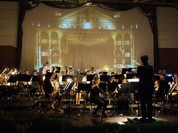 Der Musikverein Dankenfeld spielte bei seinem Frühjahrskonzert immer vor der passenden Kulisse, hier vor der Mailänder Scala.