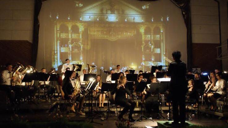 Der Musikverein Dankenfeld spielte bei seinem Frühjahrskonzert immer vor der passenden Kulisse, hier vor der Mailänder Scala.