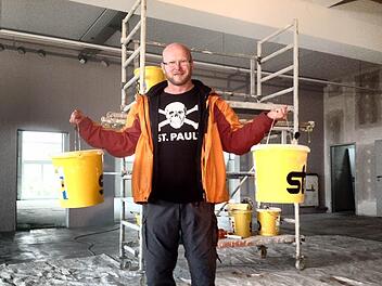 Nicht an Fitness-Geräten sondern beim Schleppen von Farbeimern trainiert Jörg Wiemann derzeit seine Muskeln. Fotos: Nikolas Pelke