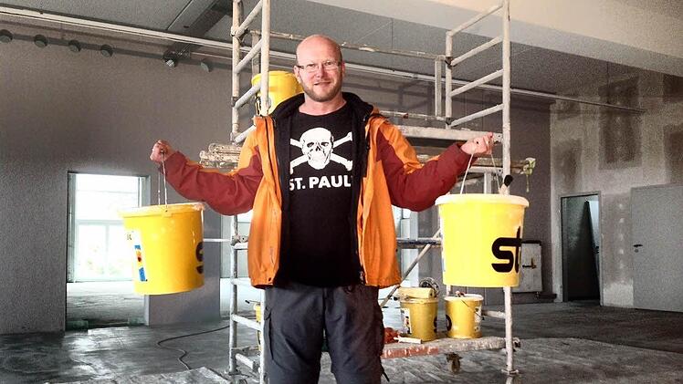 Nicht an Fitness-Geräten sondern beim Schleppen von Farbeimern trainiert Jörg Wiemann derzeit seine Muskeln. Fotos: Nikolas Pelke