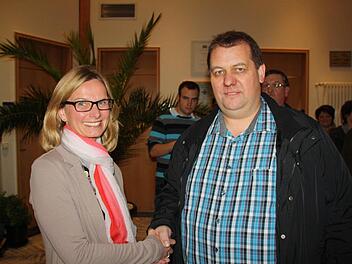 Bernold Martin bleibt Bürgermeister und Herausforderin Beatrix Lieb gehörte gestern im Rathaus zu den ersten Gratulanten. Foto: Ralf Ruppert
