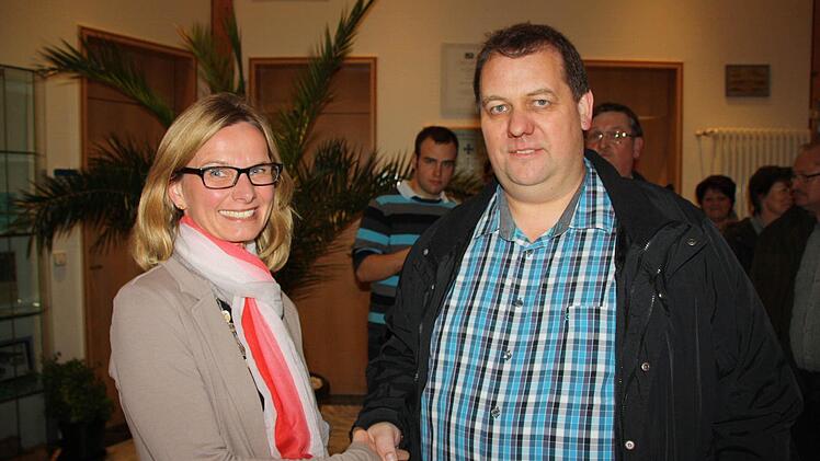 Bernold Martin bleibt Bürgermeister und Herausforderin Beatrix Lieb gehörte gestern im Rathaus zu den ersten Gratulanten. Foto: Ralf Ruppert