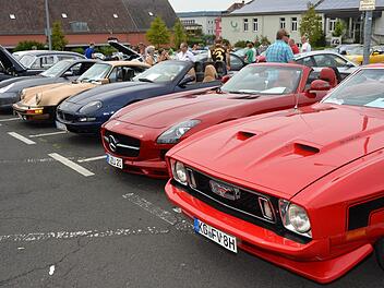 Nicht nur Porsche kommen nach Bad Kissingen. Inzwischen fahren auch Mercedes, Mustang und andere Marken beim Treffen vor. Fotos: Peter Rauch