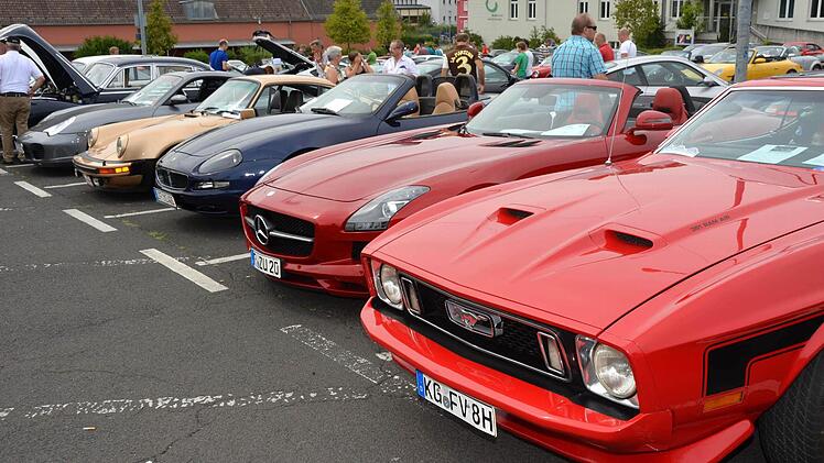 Nicht nur Porsche kommen nach Bad Kissingen. Inzwischen fahren auch Mercedes, Mustang und andere Marken beim Treffen vor. Fotos: Peter Rauch
