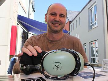 Gregor Milewski mit Hubschrauber-Headset: "Es ist angenehmer, wenn man ein eigenes hat." Foto: Katja Müller