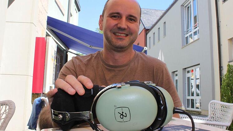Gregor Milewski mit Hubschrauber-Headset: "Es ist angenehmer, wenn man ein eigenes hat." Foto: Katja Müller