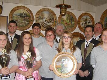 Die Oberleichtersbacher Schützen freuen sich über ihre Pokale und Scheiben (von links): Christin Müller, Matthias Beck, Laura Vogler, Thomas Heinz, Sonja Bös, Leonhard Raschig, Lucy Bös, Wolfgang Spahn, Bruno Bös und Jenny Bös. Foto: Wolfgang Saam