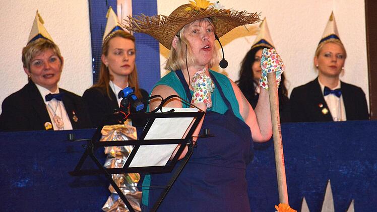 Als Hippie-Gärtnerin stand Doris Pressel in der Bütt, um den Männern das richtige Gärtnern zu zeigen. Foto: Schmidt