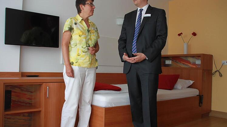 Ulrike Peschak, Oberärztin der Psychosomatischen Klinik und Klinikleiter Jürgen Kirschbaum in einem der neuen Komfort-Zimmer.   Foto: Anja Greiner