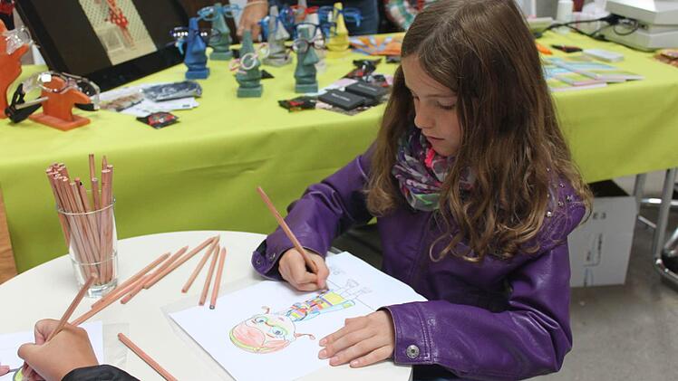 Sophie Kästner beim Malwettbewerb am Stand von Optik Stöckert Foto: Veronika Schadeck