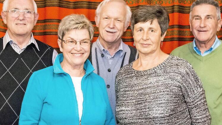 Neue Ehrenmitglieder und neuer Ehrenvorsitzender: (von links) Hermann Hillenbrand, Monika Hillenbrand, Arnold Nöth (Ehrenvorsitzender), Edelgard Wehner und Hugo Bach