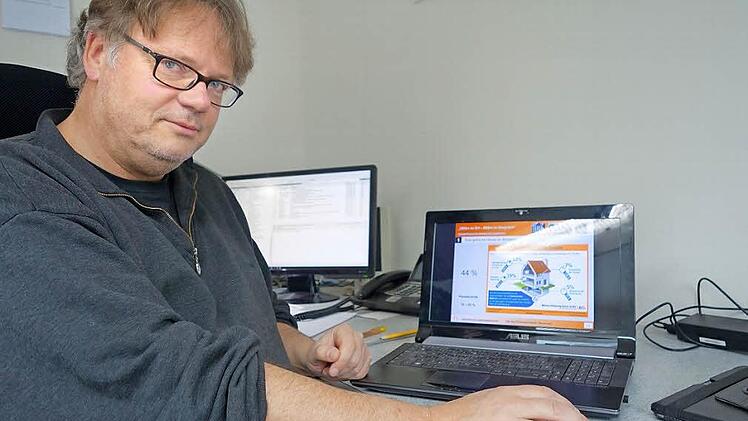 Architekt Andreas Halboth weiß als Energieberater, wo der Hausbesitzer Strom und Energie sparen kann. Das Interesse an solchen Verbesserungen sei aktuell bei Hausbesitzern groß, weiß er aus der täglichen Erfahrung. Foto: Heike Beudert