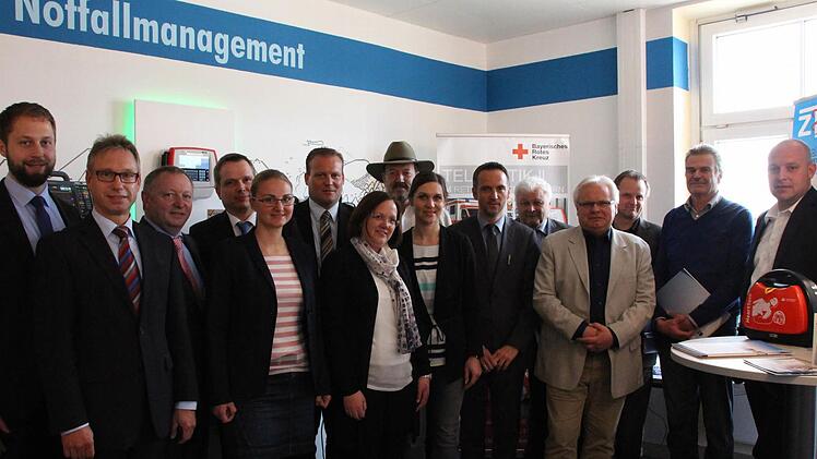 Sebastian Dresbach (rechts), Geschäftsführer des Zentrums für Telemedizin (ZfT), stellte dem IHK-Gremialausschuss mit dem stellvertretenden IHK-Geschäftsführer Jürgen Bode (2. von links) und Landrat Thomas Bold (3. von links), im Showroom des ZfT die Möglichkeiten der Telemedizin vor.  Foto: Benedikt Borst