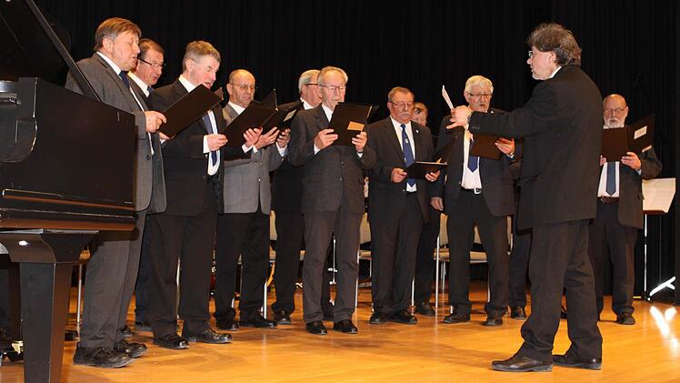 Der Männerchor des Gesangvereins Unterrodach erfreute unter der Leitung von Rainer Endres die Besucher. Foto: Michael Wunder