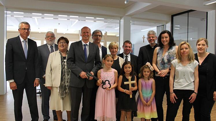 Das gemeinsame Gruppenbild zeigt Rektorin Hannelore Glass (dritte von links) mit Bürgermeister Stefan Paulus (rechts daneben) umgeben von den Festrednern aus Politik, Planungsbüro und Schule sowie der Geistlichkeit. Foto: Christiane Reuther