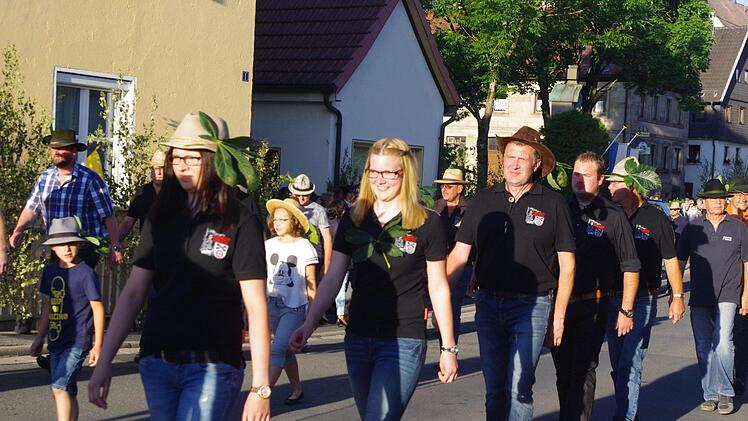 Szene vom alljährlichen Zapfenstreich in Friesen  Foto: Heike Schülein