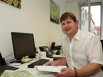 Holger Becker arbeitet sich in seinem Büro in Hammelburg ein. Foto: Arkadius Guzy