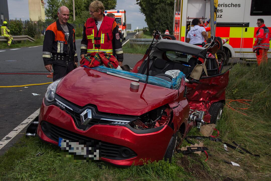 Schwerer Unfall bei Fürth: Frau nach Kollision mit Kastenwagen in Auto eingeklemmt