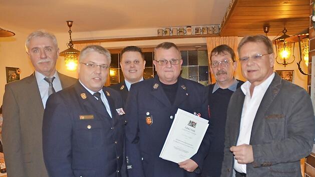 G&uuml;nter Vorndran (Vierter von links) wurde das staatliche Ehrenzeichen in Gold mit Urkunde f&uuml;r 40-j&auml;hrigen Dienst verliehen. Mit im Bild (von links) Stadtrat Hans Simon, KBI Matthias Schuhb&auml;ck, Kommandant Tobias Vorndran, Vorsitzender Ulrich Kreutzer und B&uuml;rgermeister Wolfgang Beiergr&ouml;&szlig;lein.