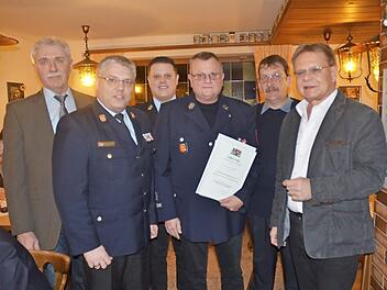 Günter Vorndran (Vierter von links) wurde das staatliche Ehrenzeichen in Gold mit Urkunde für 40-jährigen Dienst verliehen. Mit im Bild (von links) Stadtrat Hans Simon, KBI Matthias Schuhbäck, Kommandant Tobias Vorndran, Vorsitzender Ulrich Kreutzer und Bürgermeister Wolfgang Beiergrößlein.
