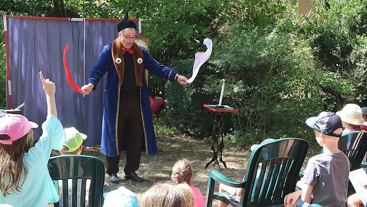 Hagen's Zauberschau begeisterte die Buben und Mädchen. Jörn Hagen hatte sehr viele Tricks auf Lager. Foto: Dieter Britz