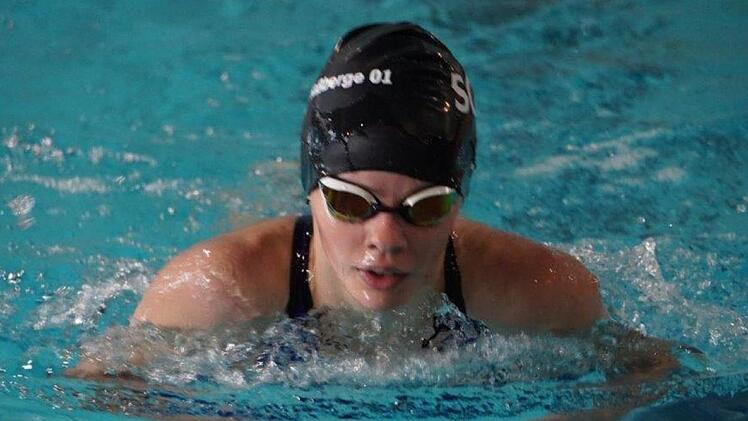 Julia Strobel ist als Brustschwimmerin unterwegs bei den "Unterfr&auml;nkischen" in W&uuml;rzburg. Fotos: privat