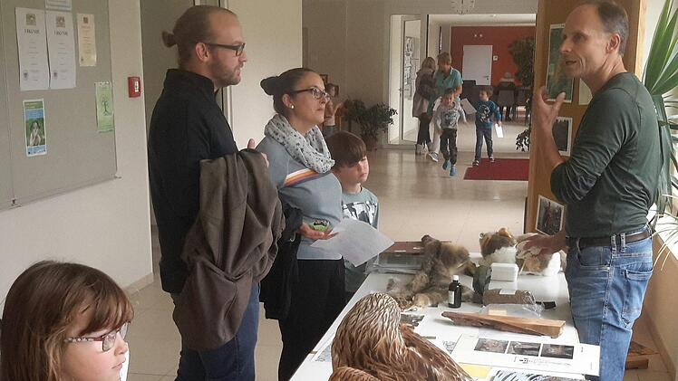 Claus Schenk (rechts) vom Biosphärenzentrum Rhön informierte in persönlichen Gesprächen über die heimische Tierwelt.Foto: Rolf Pralle