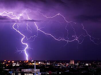 Bitzeinschlag: Torhüter überleb