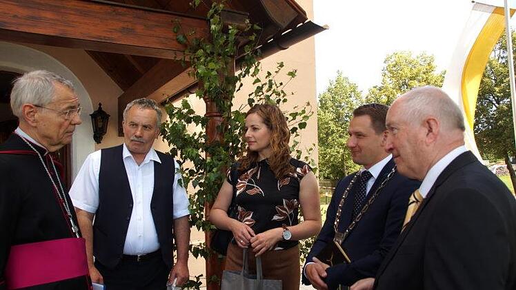 Erzbischof Schick im Gespräch mit Mesner, Burgebrachs  Bürgermeister Johannes Maciejonczyk mit seiner Frau und Alt-Bürgermeister Georg Bogensberger.
