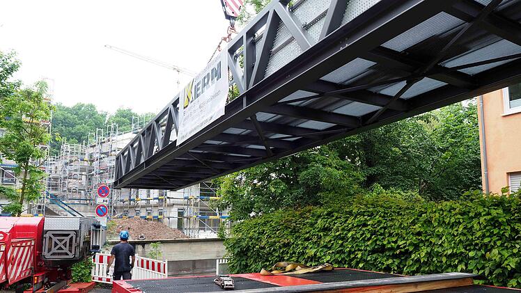 Per Kran schwebte die Brücke ein.