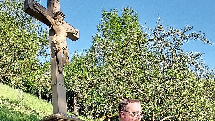Pfarrer Norbert Wahler und Lektorin Anni Warter betrachten in Gebeten und Texten das Lied „Segne Du, Maria“.