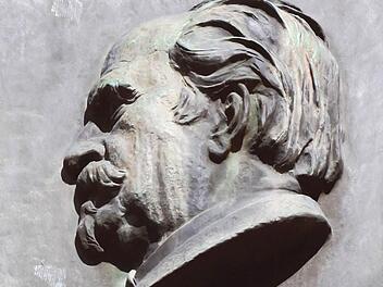 An den vor 100 Jahren verstorbenen Komponisten Felix Draeseke erinnert diese Gedenktafel an seinem Geburtshaus am Coburger Marktplatz.Fotos: Jochen Berger