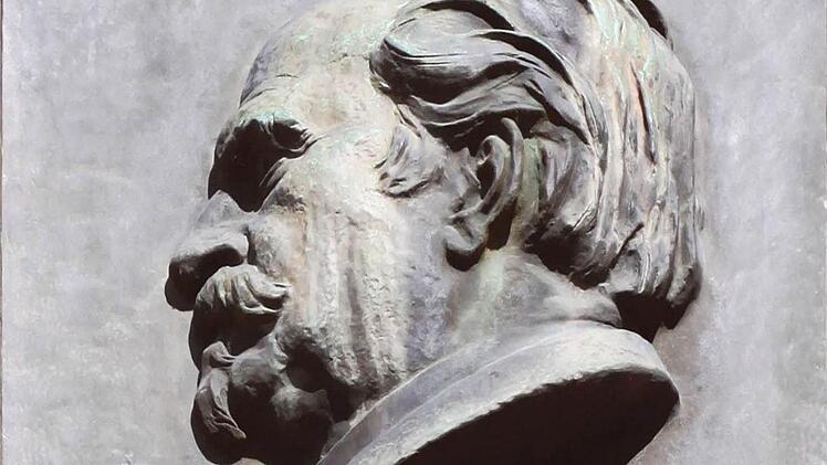 An den vor 100 Jahren verstorbenen Komponisten Felix Draeseke erinnert diese Gedenktafel an seinem Geburtshaus am Coburger Marktplatz.Fotos: Jochen Berger