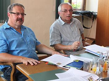 Manfred Rauh (links) und Josef Breunlein stellten die Pläne für die Flechtmodenschau vor. Foto: MH