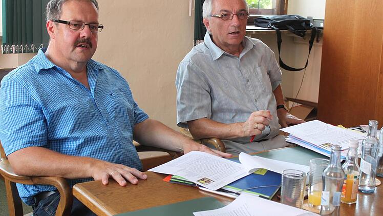 Manfred Rauh (links) und Josef Breunlein stellten die Pläne für die Flechtmodenschau vor. Foto: MH