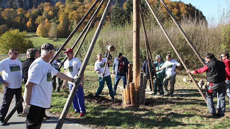 Kurt Ochs verkeilt mit dem Hammer den Baum.