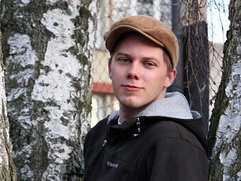 Das Video des Auftritts einer Poetry-Slammerin vom Mai 2013 wird drei Millionen Mal geklickt. Christian Ritter, der den Wettbewerb damals gewonnen hat, kann da im Netz nicht mithalten. Dennoch freut sich der Bamberger über den Erfolg. Foto: Anna Katharina Besserer Millionen