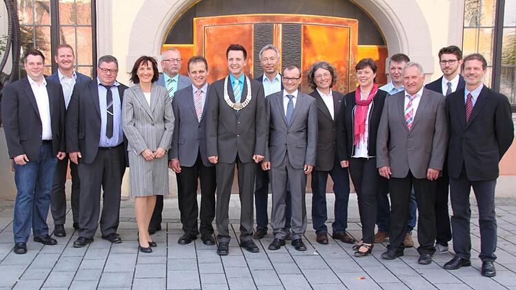 Nach der Vereidigung: Die neuen Stadträte und der neue Bürgermeister Andreas Hügerich