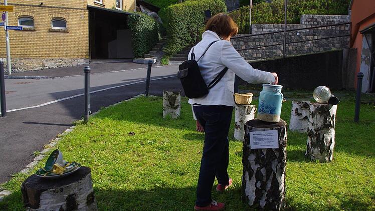 In Ludwigsstadt gibt es eine "Open Air-Schenkaktion". Auf Birkenstämmen hinter der Marienkapelle können überflüssig gewordene Dinge abgelegt werden. Wer sie braucht, kann sie kostenlos mitnehmen.  Foto: Heike Schülein