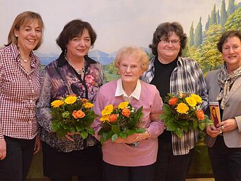 Glückwünsche für die Jubilare bei der Frauenunion kamen von der Kreisvorsitzenden Nikola Renner-Knopp und der wiedergewählten Bad Kissinger Ortsvorsitzenden Gudrun Heil-Franke. Auf unserem Foto v.li.: Nikola Renner-Knopp, Ursula Kriener, Elisabeth Niemetz, Elisabeth Betz und Dr. Gudrun Heil-Franke.  Foto: Peter Rauch