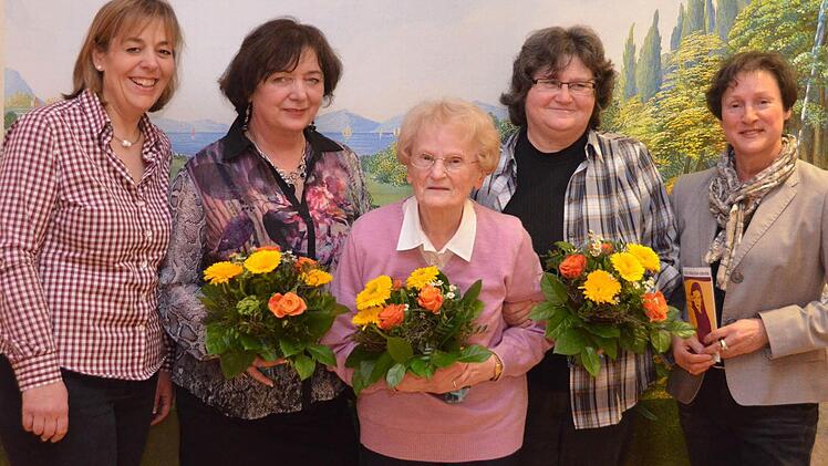 Glückwünsche für die Jubilare bei der Frauenunion kamen von der Kreisvorsitzenden Nikola Renner-Knopp und der wiedergewählten Bad Kissinger Ortsvorsitzenden Gudrun Heil-Franke. Auf unserem Foto v.li.: Nikola Renner-Knopp, Ursula Kriener, Elisabeth Niemetz, Elisabeth Betz und Dr. Gudrun Heil-Franke.  Foto: Peter Rauch