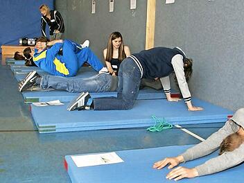 Ein Zirkeltraining, das besonders dem Rücken gut tut, erlebten die Gast-Klassen beim Projekttag "Lebe gesund" der Berufsfachschule für Ernährung und Versorgung in Haßfurt. Foto: Sabine Weinbeer