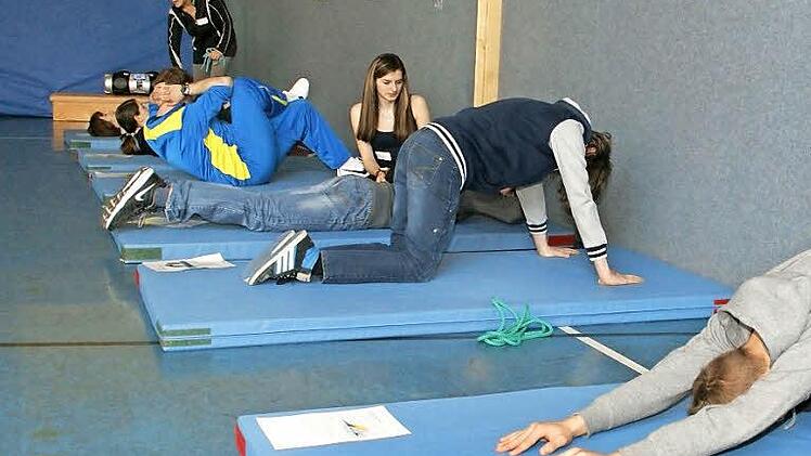 Ein Zirkeltraining, das besonders dem Rücken gut tut, erlebten die Gast-Klassen beim Projekttag "Lebe gesund" der Berufsfachschule für Ernährung und Versorgung in Haßfurt. Foto: Sabine Weinbeer