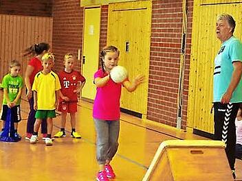 Unter Anleitung von Jürgen Walter wurde den Zweitklässlern der Schule Ludwigsstadt das Handballspielen nähergebracht.  Foto: Heike Schülein