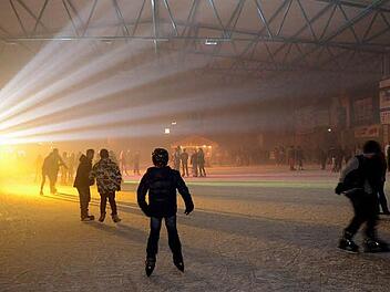 Die Gebühren für Eissporthalle und Hallenbad werden erhöht.  Foto: Peter Rauch/Archiv
