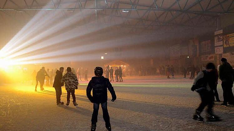 Die Gebühren für Eissporthalle und Hallenbad werden erhöht.  Foto: Peter Rauch/Archiv